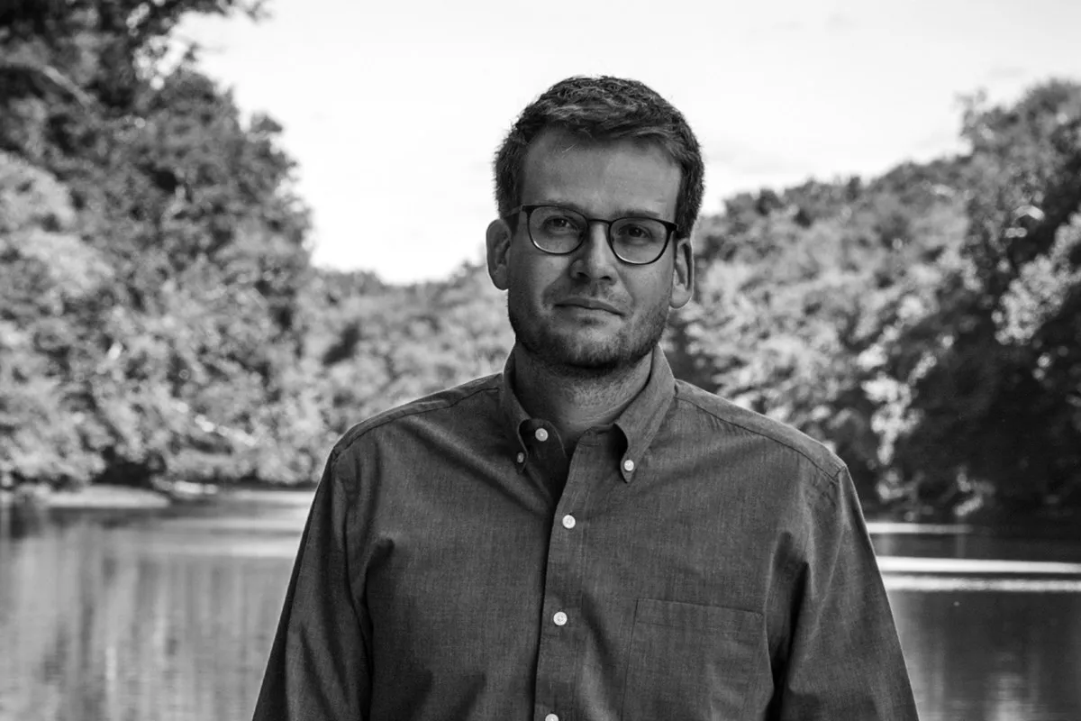 Fenômeno da literatura juvenil, John Green surpreende e anuncia primeiro livro voltado para o público adulto após jejum de nove anos
